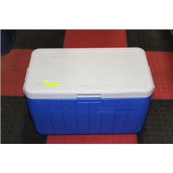 BLUE COLEMAN COOLER W/ 2 WATER GUNS (INSIDE)