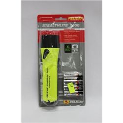 PELICAN SUBMERSIBLE FLASHLIGHT WITH 4 ENERGIZER