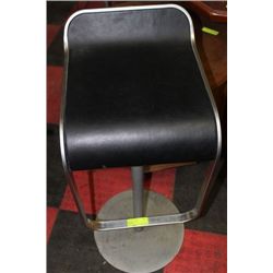 HYDRAULIC LIFT BAR STOOL