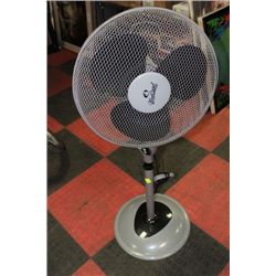 WINDCHASER ADJUSTABLE FLOOR FAN W REMOTE