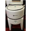 Image 4 : ESTATE MAYTAG WRINGER WASHER AND TUB SET