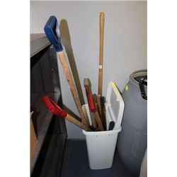 GARBAGE CAN W YARD TOOLS