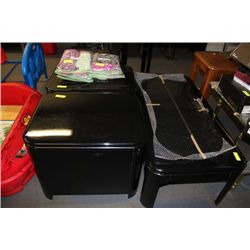 BLACK GLASSTOP COFFEE TABLE W 2 END TABLES