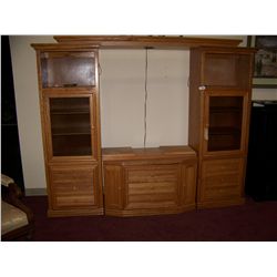 LARGE OAK ENTERTAINMENT CENTER