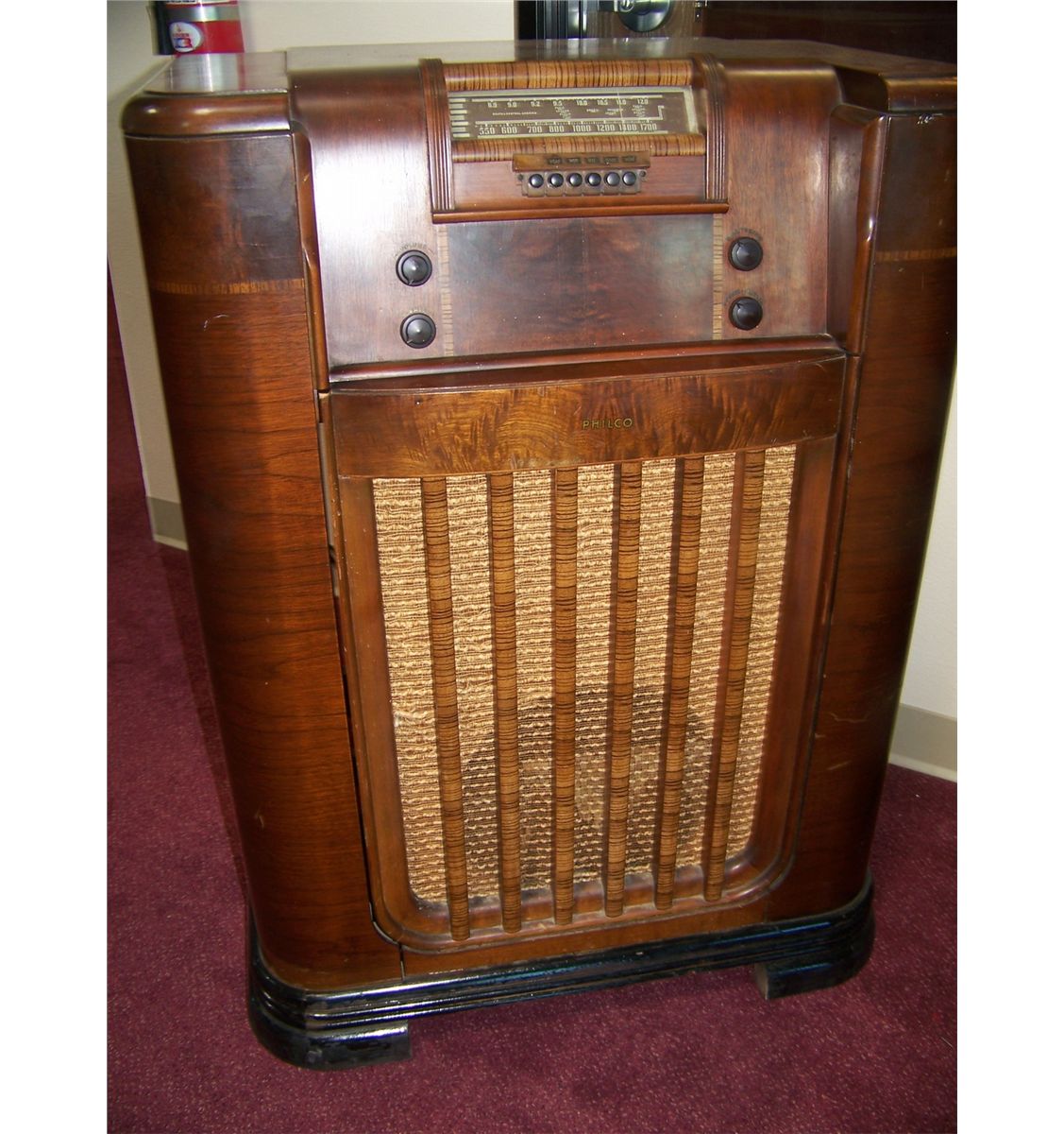 VINTAGE PHILCO STANDUP RADIO 40T X 28W X 18D
