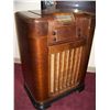 Image 4 : VINTAGE PHILCO STANDUP RADIO 40T X 28W X 18D