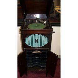 ANTIQUE BRUNSWICK WINDUP RECORD PLAYER, WITH ASSORTED COLLECTIBLE RECORDS