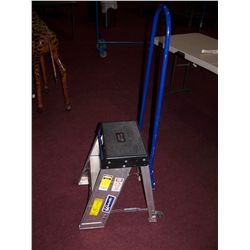 LOUISVILLE HEAVY DUTY STEP LADDER