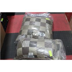 TWO CLEAR BAGS OF DECORATIVE PILLOWS