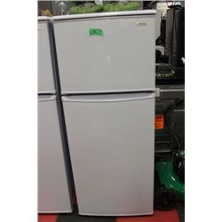DANBY APT. SIZE REFRIGERATOR / FREEZER (WHITE)