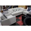 Image 1 : #7 WHITE FABRIC SHOWHOME 2 CHAIRS W SOFA
