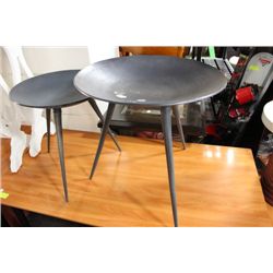 SHOWHOME PAIR OF METAL CONVEX STANDS