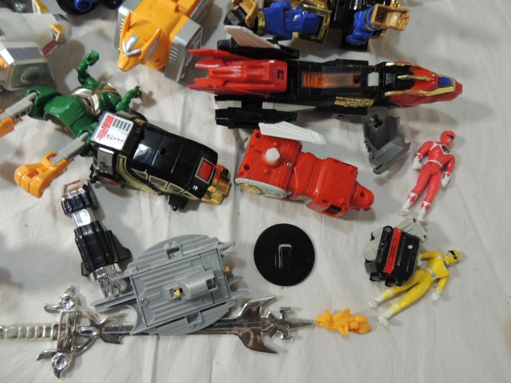 BOX LOT POWER RANGER TOYS & ACTION FIGURES