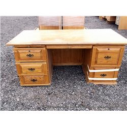 GOLDEN OAK EXECUTIVE TYPE OFFICE DESK