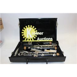 BOX W/ VITO B-FLAT CLARINET IN BLACK CASE
