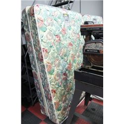 QU SIZE MATTRESS W BOXSPRING***