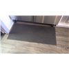 Image 6 : 8 FLOOR MATS 2 ARE LONG SHAG