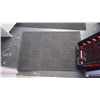 Image 7 : 8 FLOOR MATS 2 ARE LONG SHAG