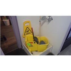 MOP BUCKET WITH WHEELS AND ONE MOP