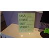 Image 3 : WHITE SHELF UNIT WITH SMALL BLACK BOARD WITH METAL PEDISTAL STAND