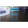 Image 4 : 28" ROUND METAL TABLE AND 2 CHAIRS