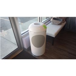 WHITE RETRO GARBAGE PAIL