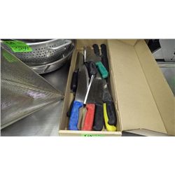 BOX OF ASSORTED KNIVES