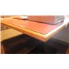 Image 3 : 1 SINGLE PEDESTAL TABLE (FOUR PERSON)