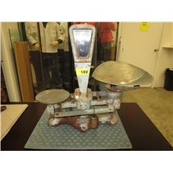 Vintage cast iron grocers scale