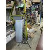 Image 1 : Work lights on a tripod