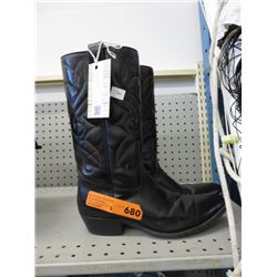 Men's cowboy boots, size 9