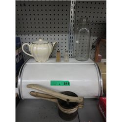 6 Vintage kitchen items