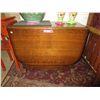 Image 1 : Antique gate leg oak table w/ drop down leaves