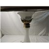 Image 2 : ELEGANT FROSTED GLASS TABLE LAMP