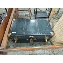 VINTAGE TRAVEL TRUNK