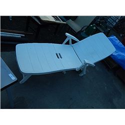 AJUSTABLE PATIO LOUNGE CHAIR - WHITE