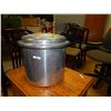 Image 1 : LARGE PRESSURE COOKER
