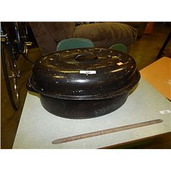 ROASTING PAN WITH FITTED WIRE INSERT