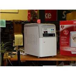 B & D BREAD MAKER