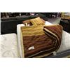 Image 1 : LOT OF COMFORTER & THROW PILLOWS
