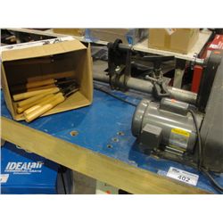 WOOD TURNING LATHE COMPLETE WITH 9 WOOD TURNING CHISELS