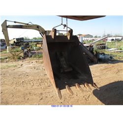HEAVY EQUIPMENT BUCKET// MACHINERY **OFFSITE**