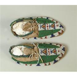 PAIR OF NORTHERN ARAPAHO/PLAINS BEADED CHILD’S MOCCASINS…