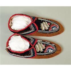 PAIR OF EASTERN WOODLANDS BEADED MEN’S MOCCASINS…