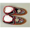 Image 1 : PAIR OF EASTERN WOODLANDS BEADED MEN’S MOCCASINS…