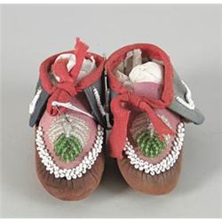 PAIR OF EASTERN WOODLANDS BEADED BABY MOCCASINS…