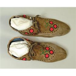 PAIR OF EASTERN WOODLANDS BEADED MOCCASINS…