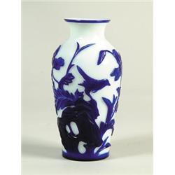 BLUE AND WHITE OVERLAY PEKING GLASS VASE…