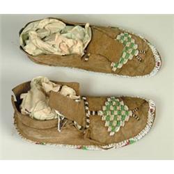PAIR OF SIOUX BEADED MEN’S MOCCASINS…