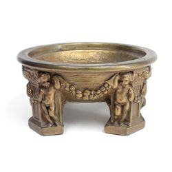 Figural centerpiece with "Cherubs" on 4 legs